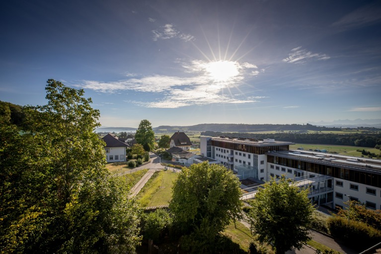 Luftaufnahme der Rehaklinik Tschugg im Seeland